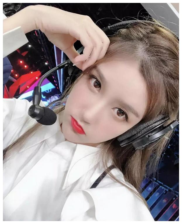 rita主持舞台美照曝光,uzi变成熟了,劣势情况下,一直喊还能打