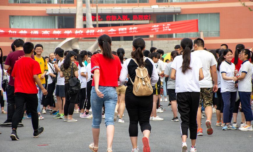 考生信步走入滑县六中考点.