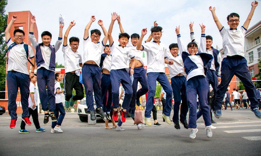 滑县六中考点大门前,一群考生青春飞扬地跳跃,以放松心情上考场.