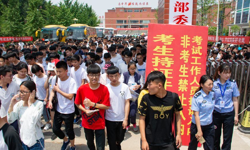 滑县高考第一晌 男女考生个个自信入考场 考完语文后轻松出场