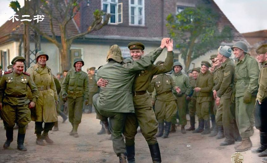 二战彩色老照片相拥跳舞的苏美士兵荷兰女孩争抢英军巧克力