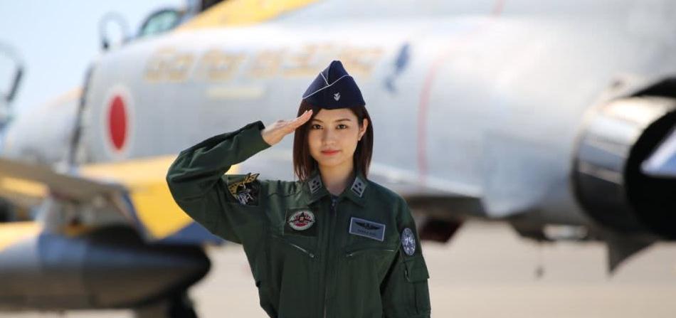 2020年日本自卫队官媒首位封面女郎,微微一笑,杀伤力惊人|mamor|林梦
