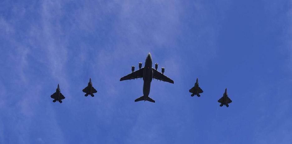 4架f22战机编队飞行,涂装看着老旧,隐身涂层或老化严重!