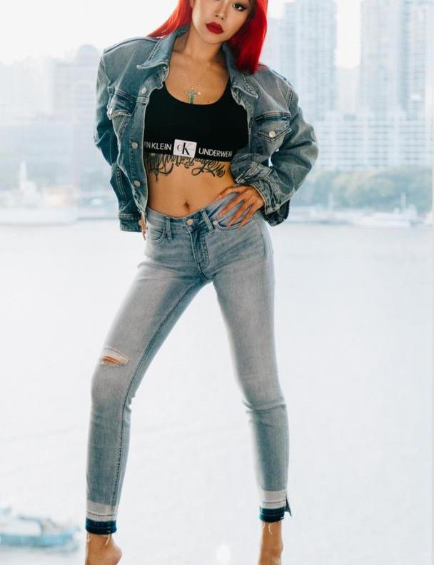 嘻哈女歌手万妮达,一头红发搭一身牛仔服,性感红唇太吸睛!