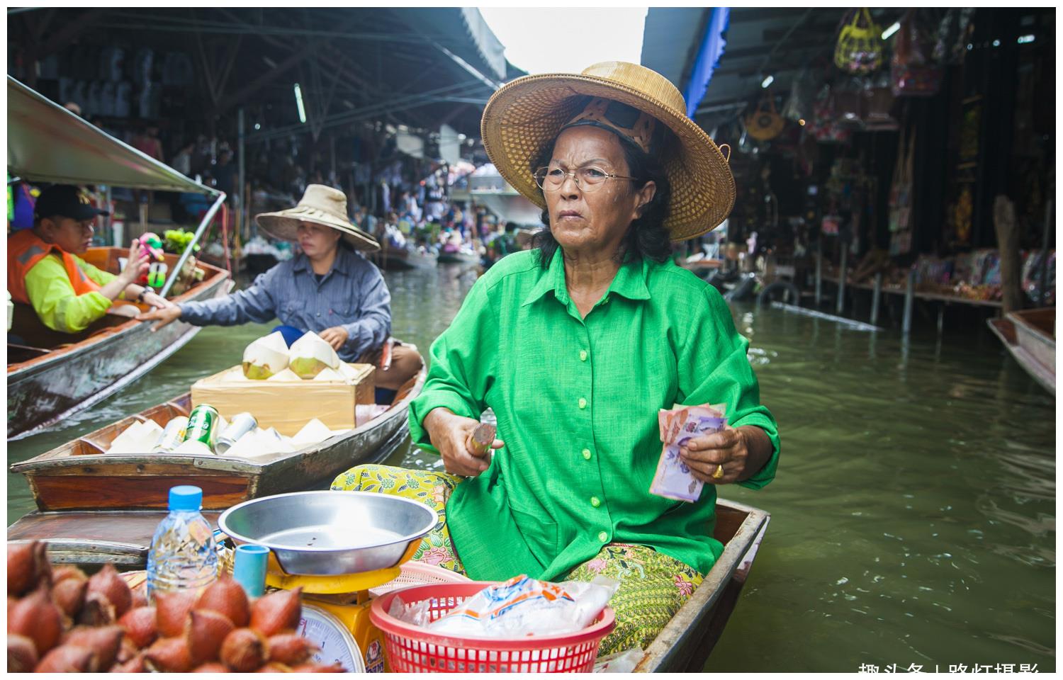 曼谷最有名的水上市场，购物方式真特别，东南亚游客的购物天堂