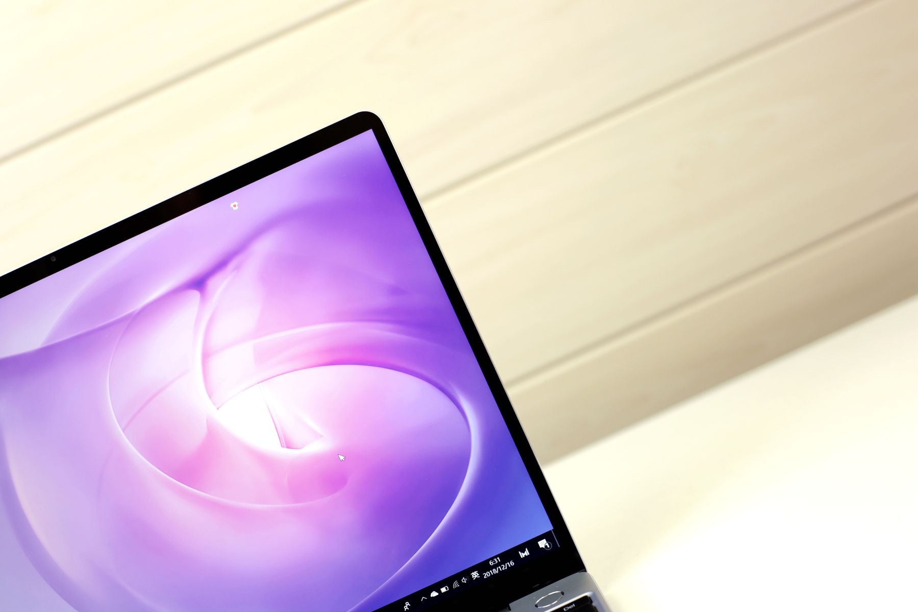 4mm窄边框以及100%srgb覆盖,和主流笔记本屏幕素质多少有些不同.