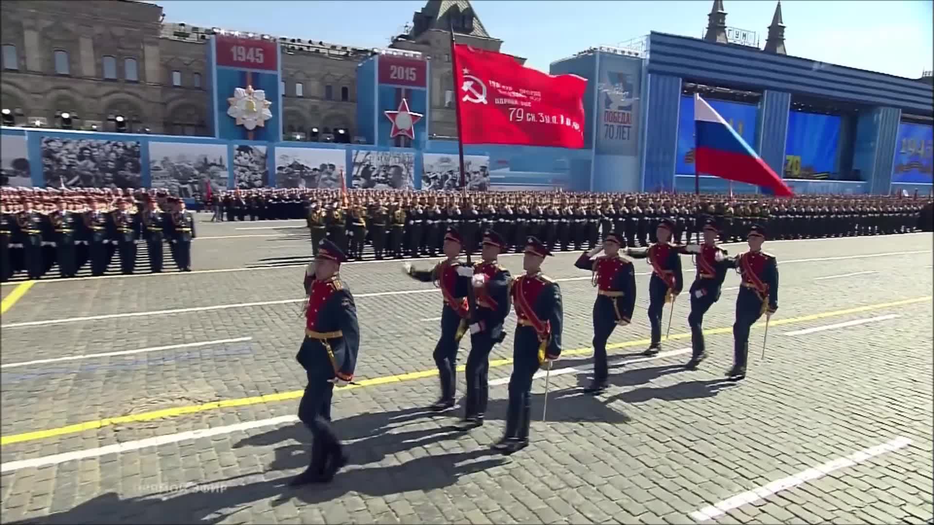 俄罗斯仪仗兵正步走过莫斯科红场