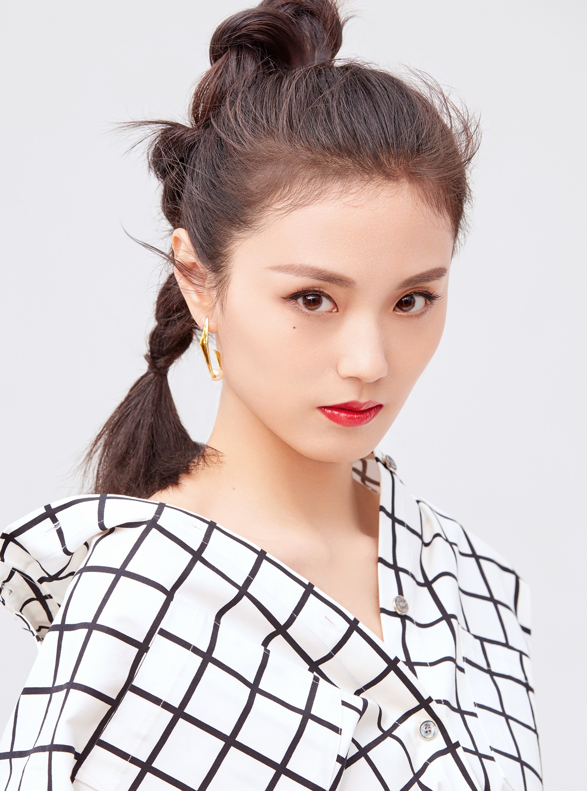 吴了了《衡山医院》杀青 教会医院上演猫鼠游戏|衡山