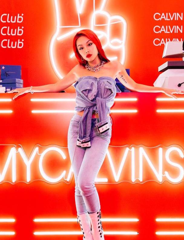 嘻哈女歌手万妮达,一头红发搭一身牛仔服,性感红唇太吸睛!