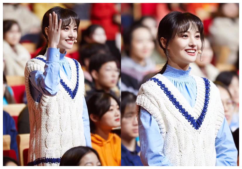 郑爽晒与康辉合影,自称从小看康辉老师长大,学生装扮水嫩逆龄