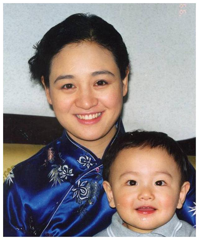 伍宇娟婚姻坎坷前男友吸毒坠楼身亡今54岁与儿子相依为命