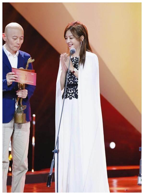 刘涛和赵薇同穿白色披肩裙差二岁一个似女王一个像村妇