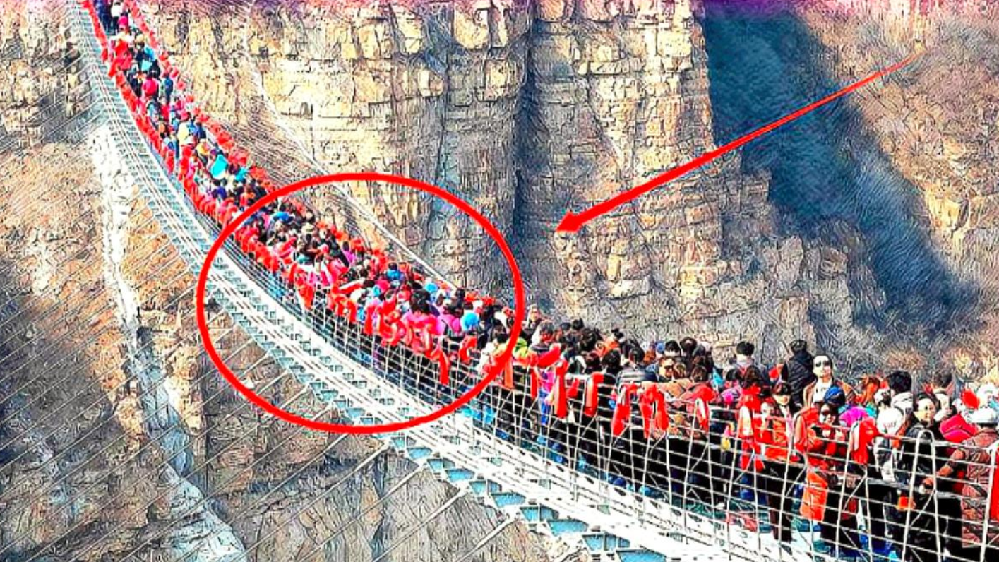 大量游客挤上玻璃桥,下一秒意外发生,镜头记录下惊险一幕