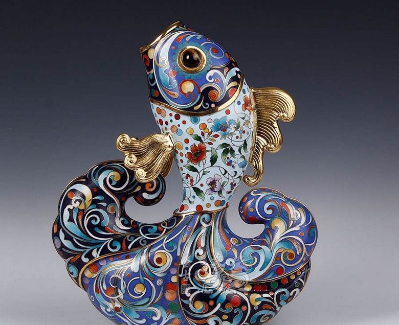 如今,景泰蓝在工艺水平大幅度提高的基础上,仍然保持着传统的工艺和