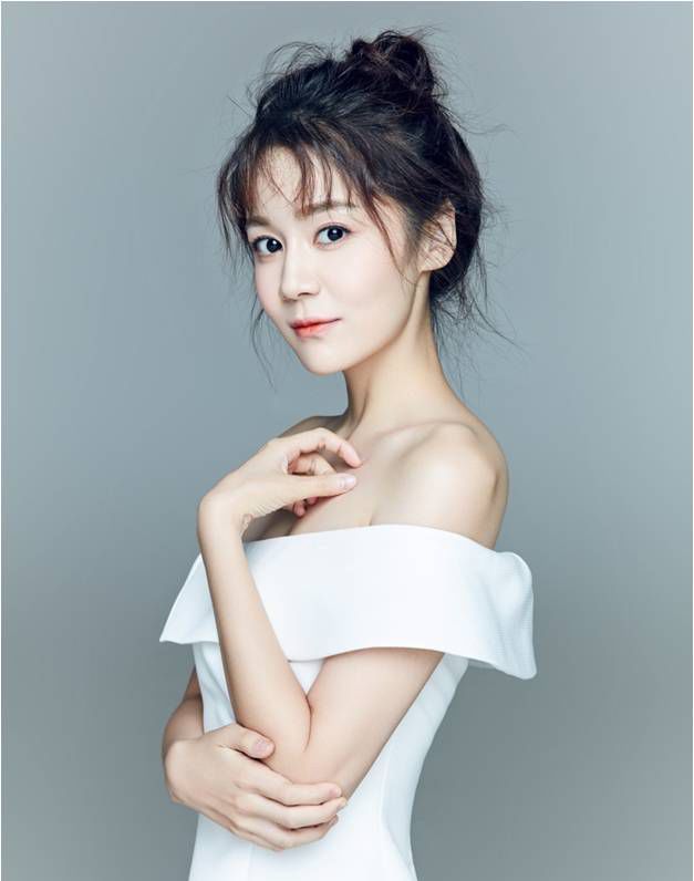 小枫侍女"阿渡"饰演者娜吉玛,笑容灿烂迷人,街拍成时尚达人!