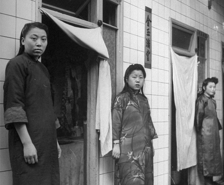 清朝末年秦淮河的风尘女照片:除了姿色和艺术外,还必须学会撒娇