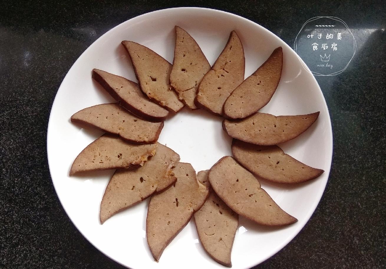 6,捞出后,切成片摆盘中