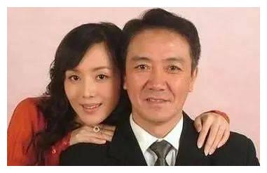 59岁李云龙全家照，二婚妻子背景显赫，对前妻感念送车又送房