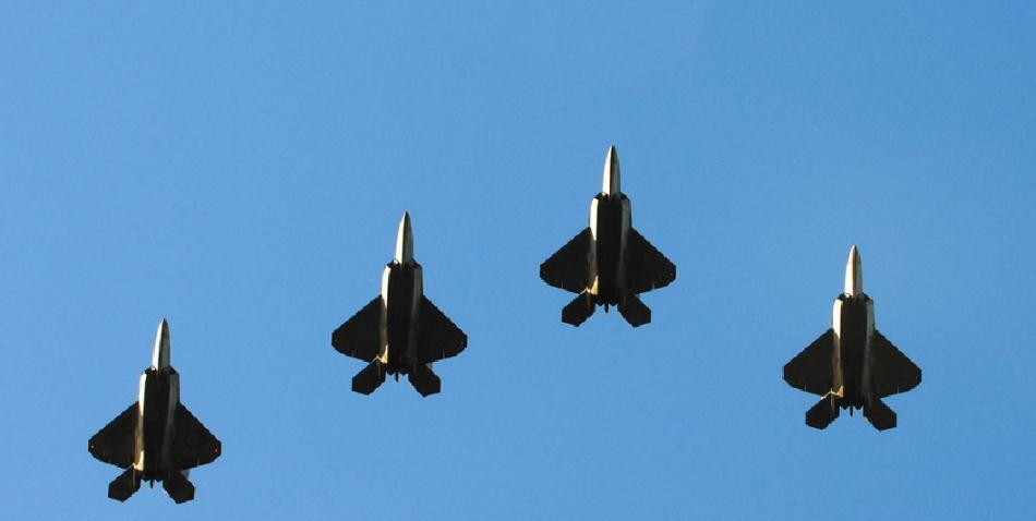 4架f22战机编队飞行,涂装看着老旧,隐身涂层或老化严重!