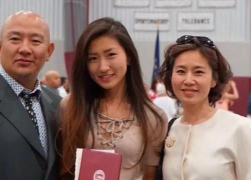 主持人史小诺一家三口罕见曝光,老公是帅气型男,女儿长相甜美