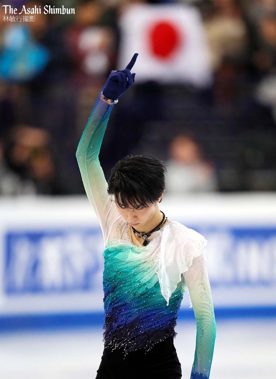 是握拳,而不是单手指天.这是羽生