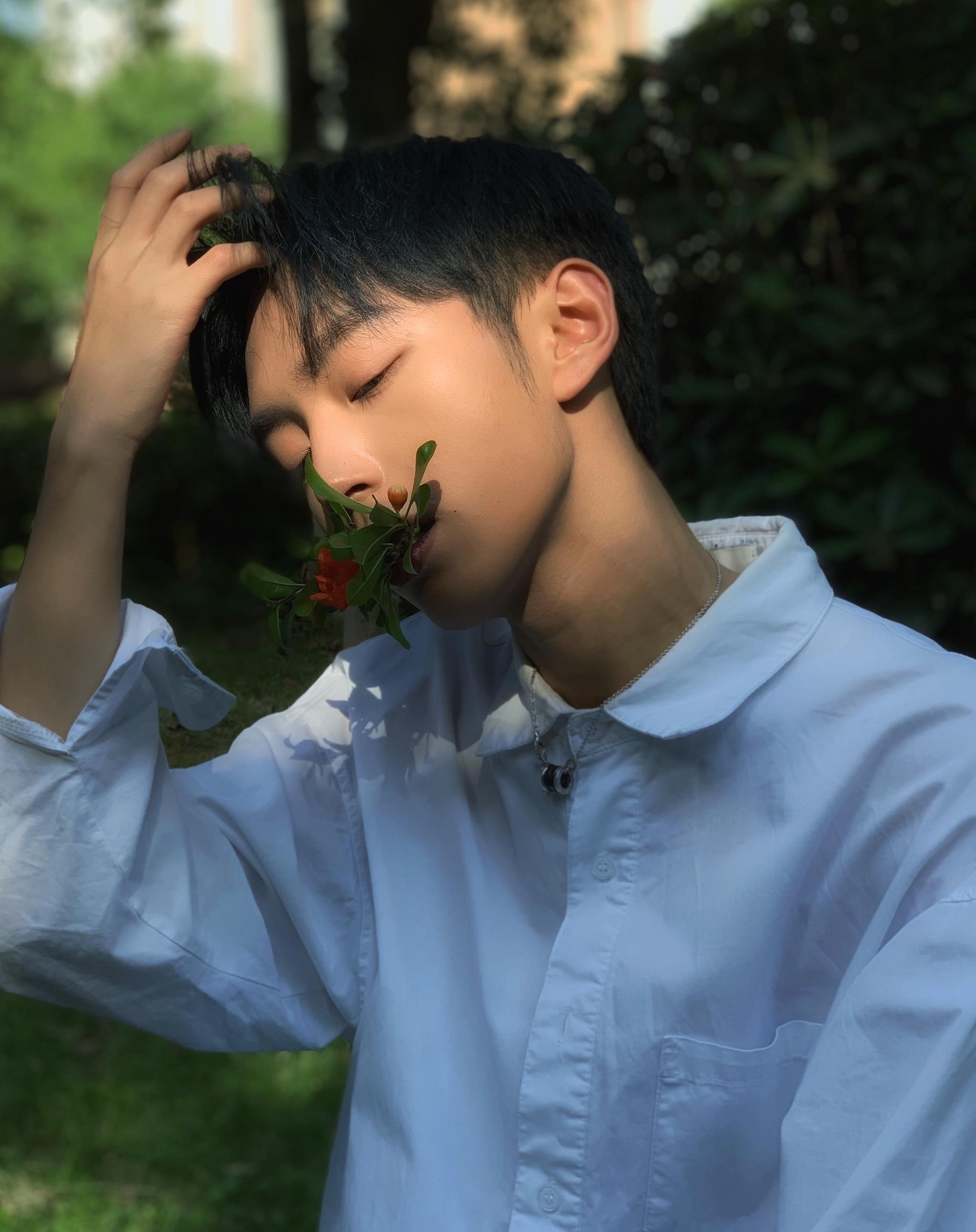 蓝发黑瞳漫画颜,新人杨何最新写真诠释偶像气质