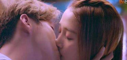 关晓彤鹿晗接吻被拍网友热议关晓彤霸气回应我是成年人