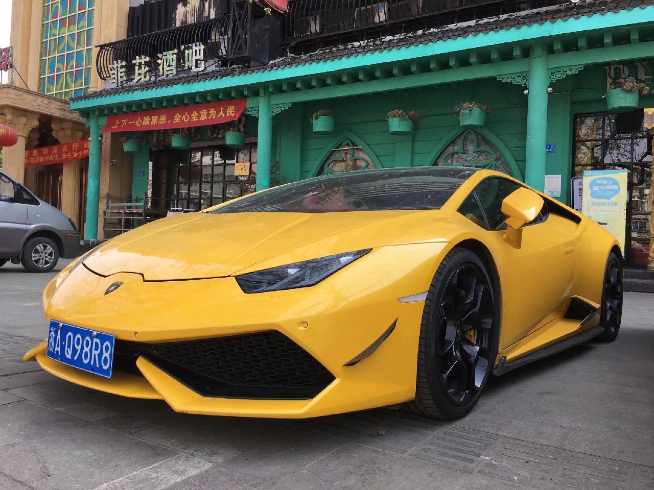 南通某酒吧门口实拍兰博基尼黄色小牛,浙江牌照!