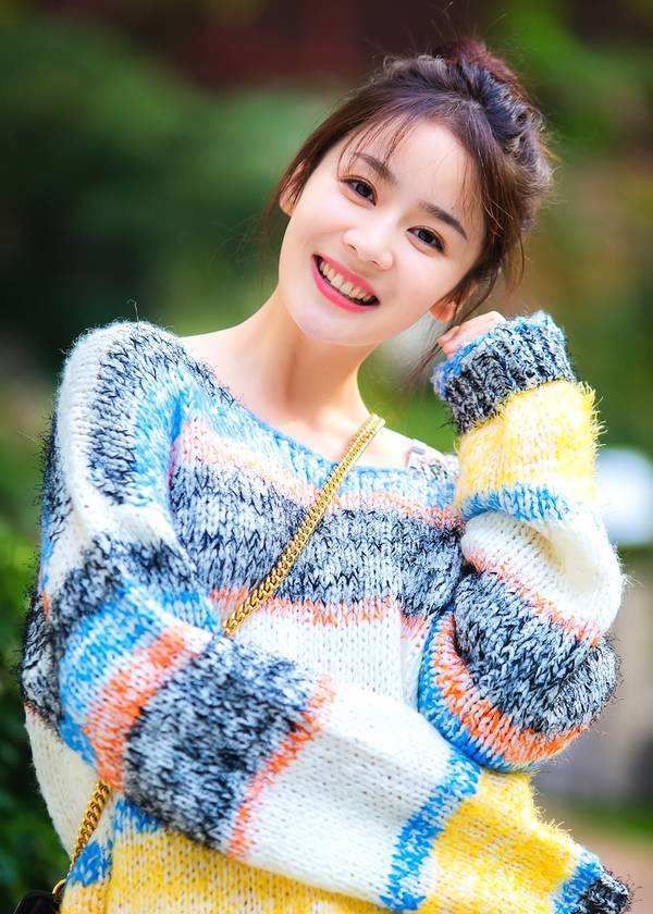 小枫侍女"阿渡"饰演者娜吉玛,笑容灿烂迷人,街拍成时尚达人!