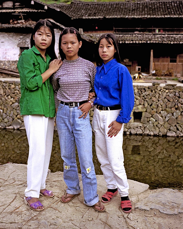 直击90年代中国农村引领潮流的打扮,很时髦新潮看起来格外眼熟