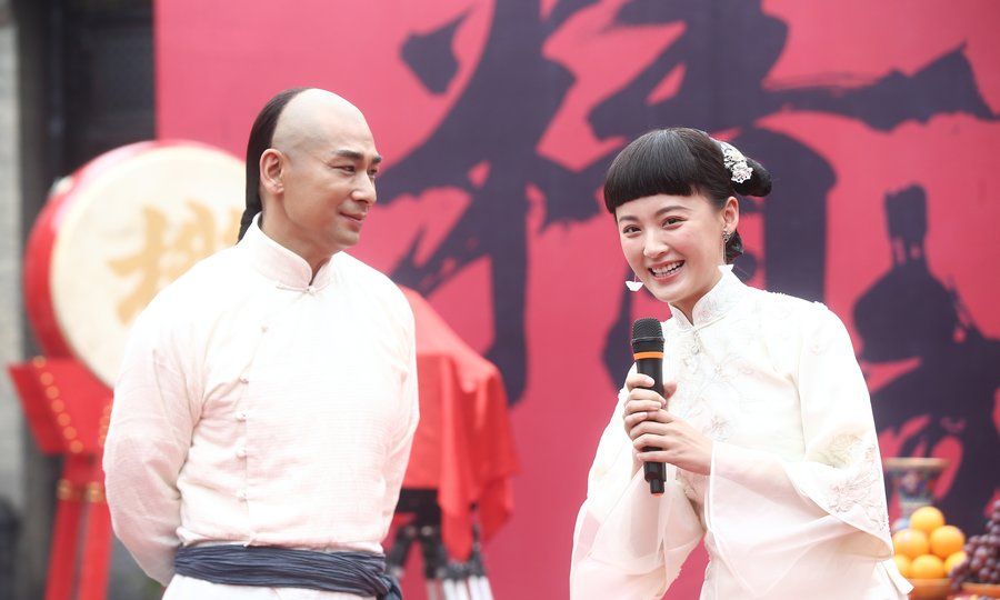 赵文卓一身白袍现身新版《霍元甲》开机仪式 现场发红包