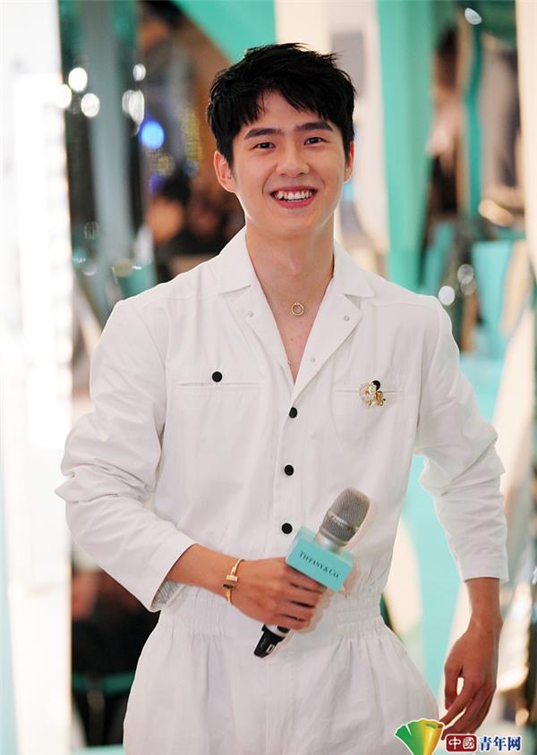 刘昊然一身白装亮相 灿笑露小虎牙可爱又帅气