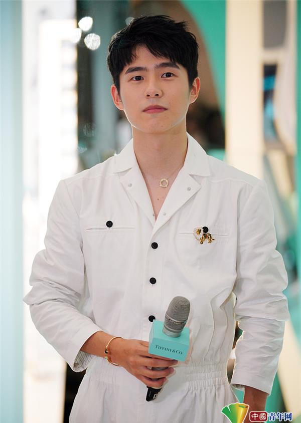 刘昊然一身白装亮相 灿笑露小虎牙可爱又帅气