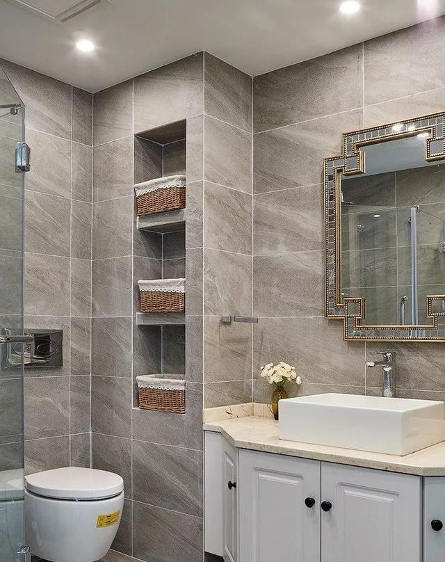 卫生间放柜子太占地方,老师傅在墙里挖个洞,实用漂亮又省空间!