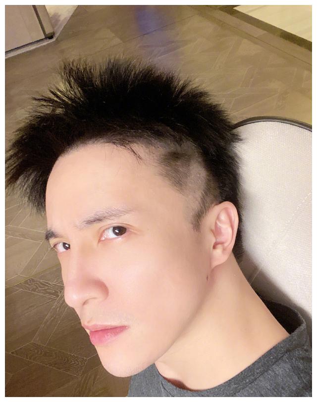 薛之谦理发鬓角被老爸剪秃各种方法补救靠颜值硬撑