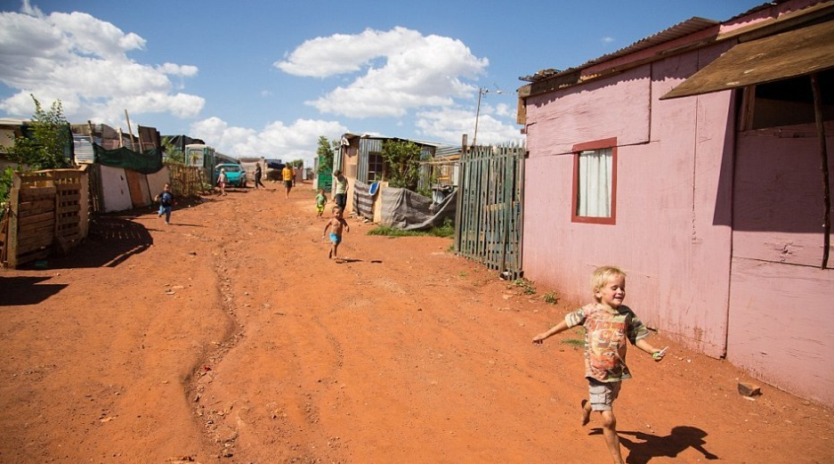 这国家有点意思,以前黑种人过的惨,现在白种人过的惨|白种人|贫民窟