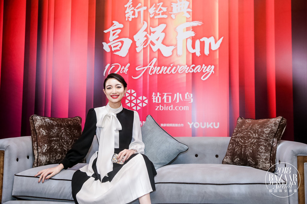 张天出席珠宝夜宴 复古气质与青春气息完美融合