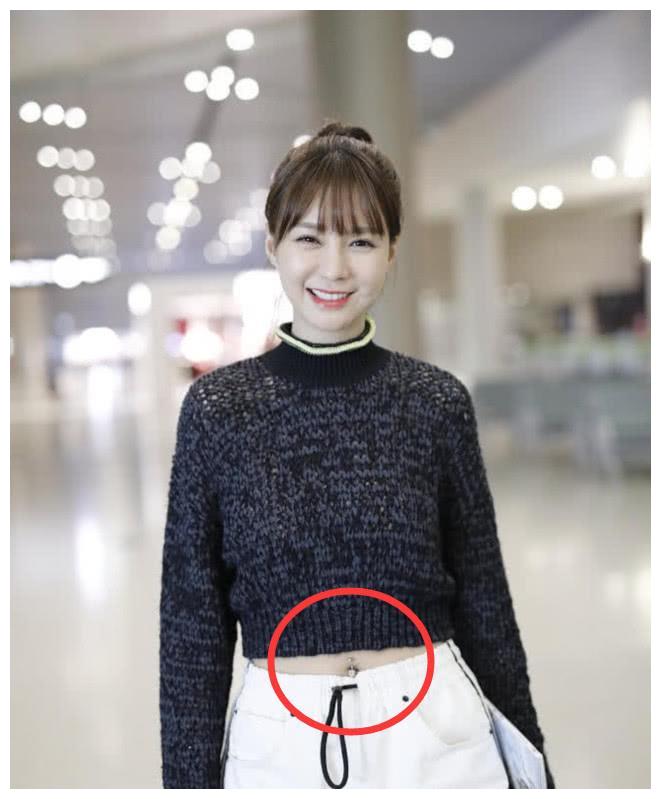 沈梦辰为吸睛继"鸟屎"妆后,又出现肚脐环,网友:真能豁得出去