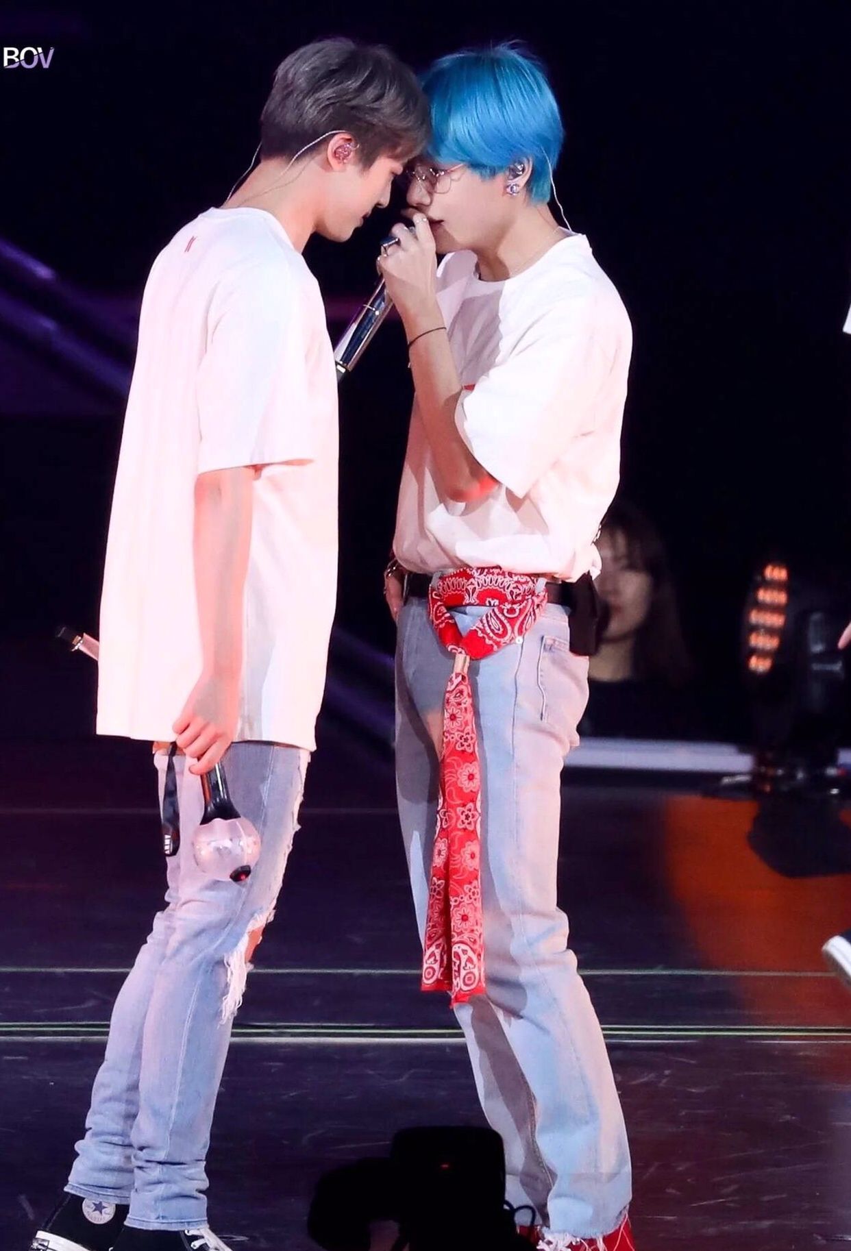 防弹少年团:围巾vjincp放大招!近期演唱会甜蜜对视还要抱抱!