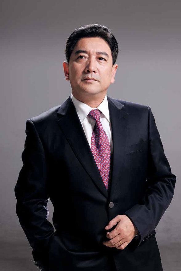 曾是央视当家主持,曾在战地采访前逃跑,抛弃瘫痪妻子后娶小娇妻