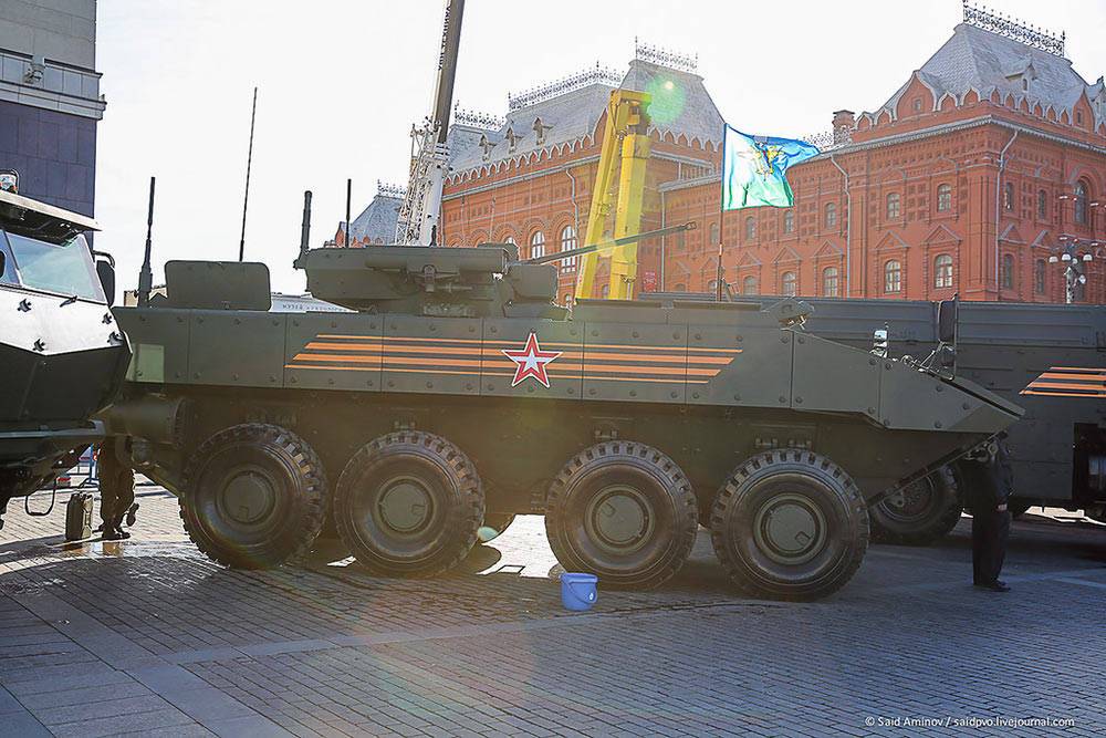 回旋镖轮式装甲运兵车,是俄罗斯研制的新一代轮式装甲运兵车,用于取代