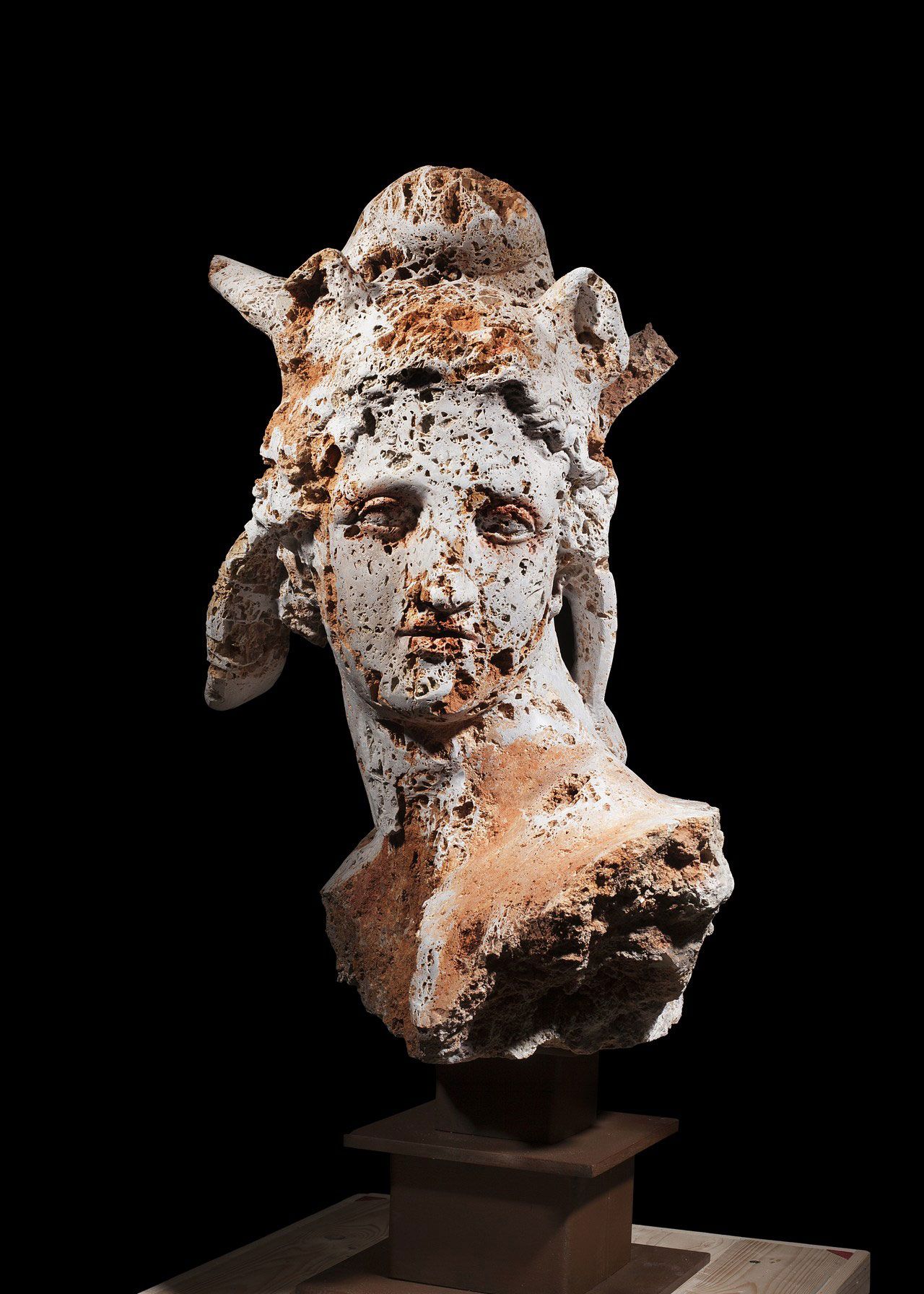 风蚀残破的古典雕像,原来竟是刻意为之