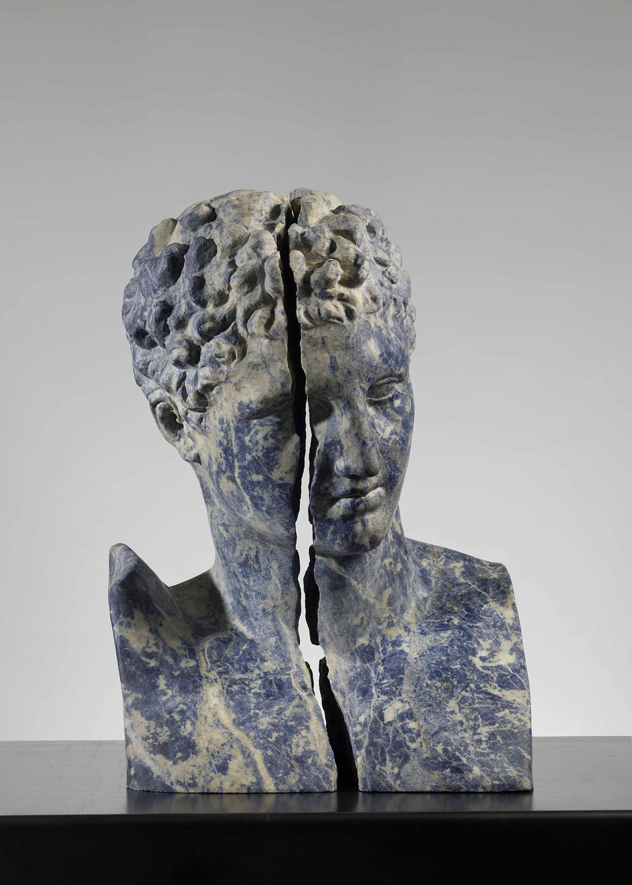 风蚀残破的古典雕像,原来竟是刻意为之