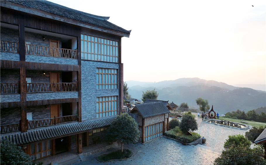 重庆回归田园舒适的酒店,聆听着鸟与昆虫鸣叫,环绕着森林与群山