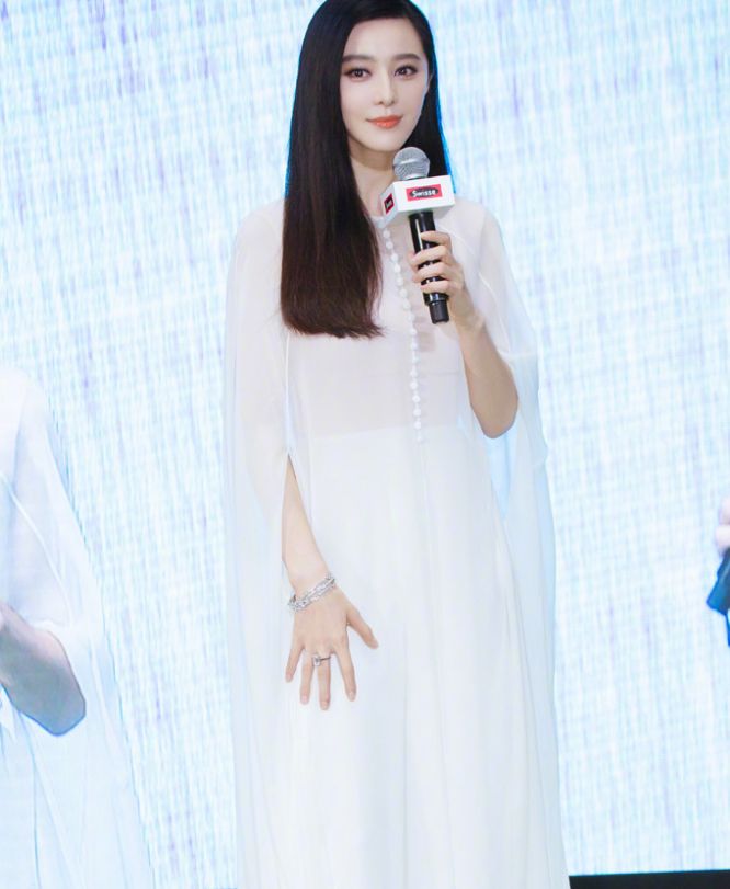 范冰冰:一袭白色透视纱裙白裙飘飘优雅大气,仙气十足!