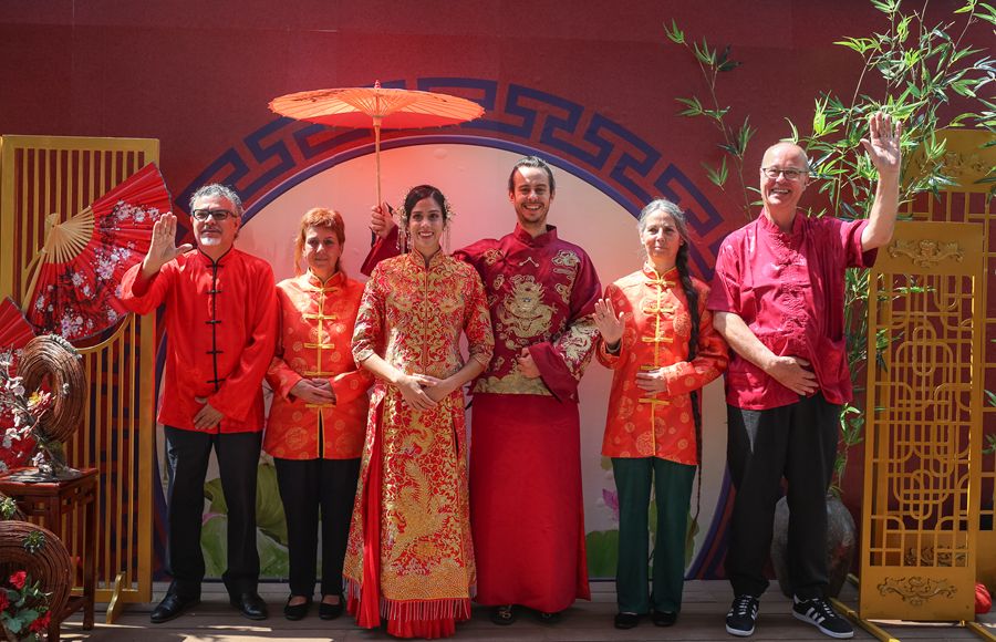 外教夫妻举办中式婚礼骑大马穿龙袍迎亲