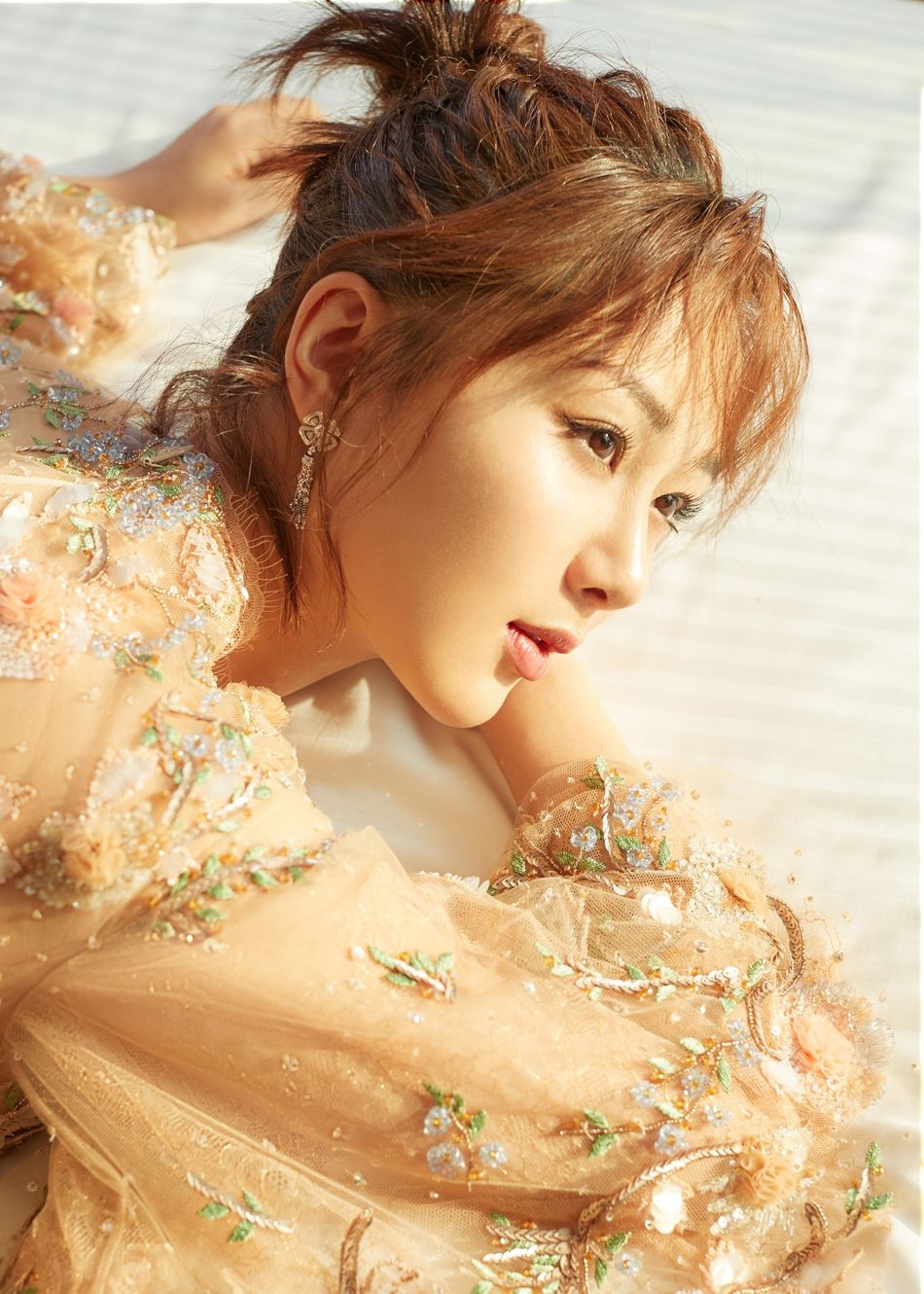 2018微博之夜红毯辣评杨紫裸色刺绣纱裙仙气飘飘