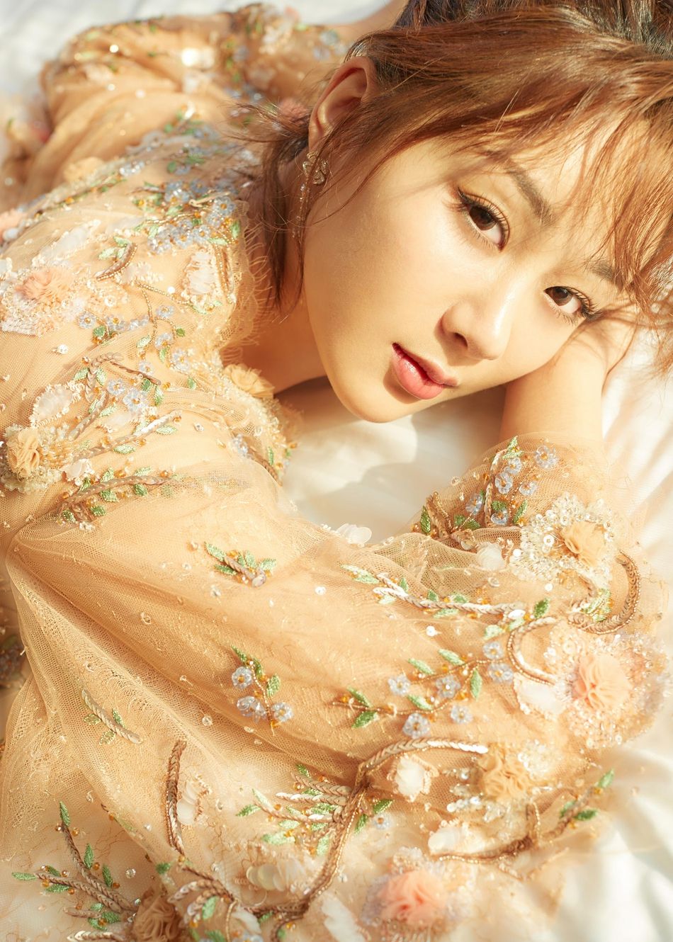 2018微博之夜红毯辣评杨紫裸色刺绣纱裙仙气飘飘