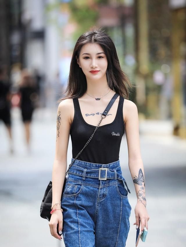 街拍：风中吹开美女的高开叉裙子，简洁而不失美感让你美若天仙！|街拍|裙子|美感_新浪新闻
