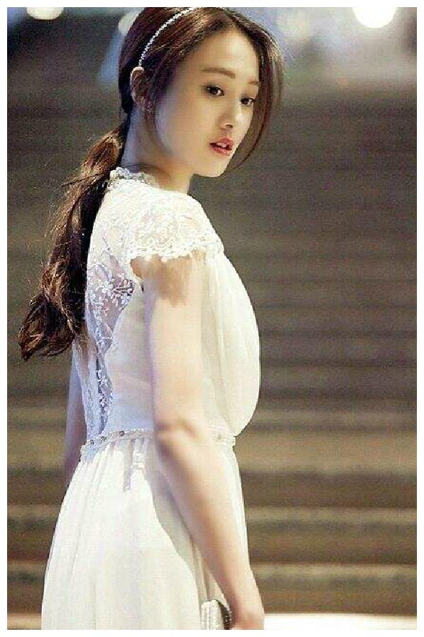 郑爽是不会穿搭衣的人?肯定没看过她的白色礼服,简直美若天仙!